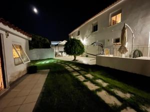 een huis 's nachts met een groen gazon bij Kerart Lima in Armação de Pêra +17 foto's