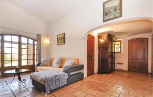 un salon avec un canapé et une table dans l'établissement Amazing Home In St Cézaire Sur Siagne, à Saint-Cézaire-sur-Siagne