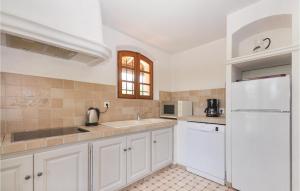 Kuhinja oz. manjša kuhinja v nastanitvi Amazing Home In St, Czaire Sur Siagne With 4 Bedrooms, Wifi And Outdoor Swimming Pool