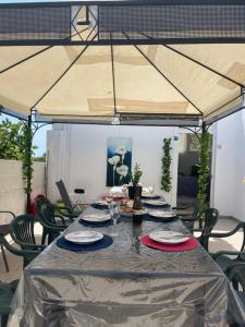 una mesa con platos y copas de vino. en Kerart House, en Armação de Pêra