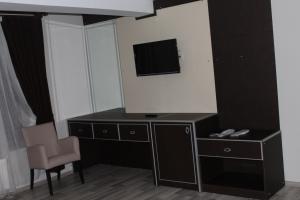 A television and/or entertainment centre at Oz Cavusoglu Hotel