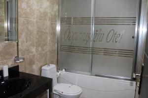 A bathroom at Oz Cavusoglu Hotel