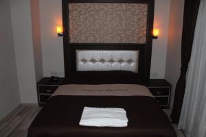 A bed or beds in a room at Oz Cavusoglu Hotel