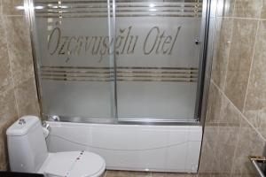 A bathroom at Oz Cavusoglu Hotel