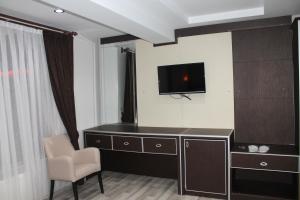 TV a/nebo společenská místnost v ubytování Oz Cavusoglu Hotel
