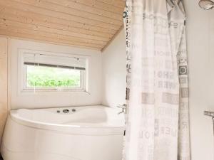 Four-Bedroom Holiday home in Gilleleje 1 tesisinde bir banyo