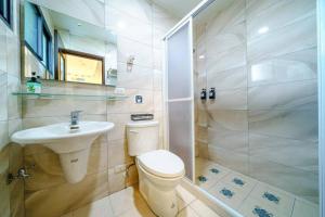 une salle de bain avec toilettes, lavabo et douche dans l'établissement Jenny Inn, à Wujie