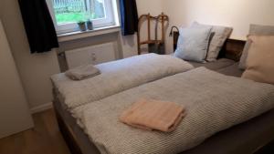 Llit o llits en una habitació de Ferienwohnung UP Willingen-Schwalefeld