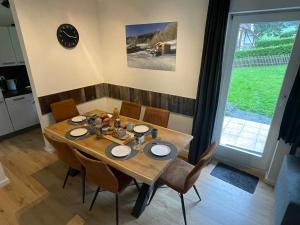 una sala da pranzo con tavolo e sedie in legno di Ferienwohnung UP Willingen-Schwalefeld a Willingen