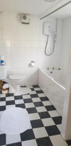 A bathroom at Cushatrough Claddaghduff