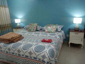 um quarto com uma cama com dois candeeiros em Strenua - Las Quintanas em Trujillo