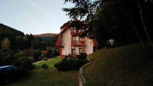 a house on the side of a hill at Apartamenty Kletno in Stronie Śląskie