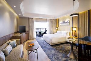 Radisson Blu Resort Dharamshala客房内的一张或多张床位