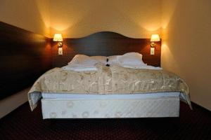 Een bed of bedden in een kamer bij Pensjonat Przy Miłej