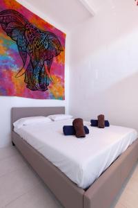 A bed or beds in a room at BZB50- SEAFRONT Townhouse - Pretty Bay