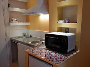 Kuchyň nebo kuchyňský kout v ubytování Bernadette' Cosy Flat