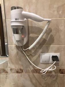 VIP Апартаменти Львів Сихів центр Червоної Калини tesisinde bir banyo