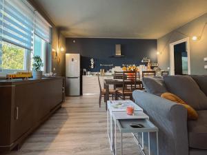 een woonkamer en een keuken met een bank en een tafel bij WellHome in Asti