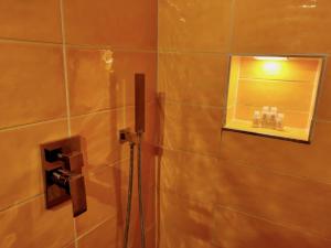 ポッジボンシにあるCasa Vicolo delle Chiaviのバスルーム(鏡付きシャワー付)
