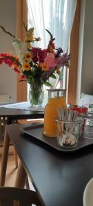 una mesa con un jarrón de flores. en 23-hotel en Schwadorf