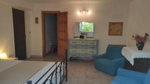 Il Limoneto 3, casa vacanze Parghelia-Tropea في بارغيليا: غرفة نوم بسرير وكرسي وخزانة