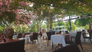 Um restaurante ou outro lugar para comer em Villa Club Alla Turca