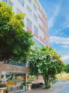 een gebouw met een bord waarop staat dat men een hotel neemt bij Sen Trang Hotel in Lao Cai