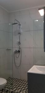 Ένα μπάνιο στο D&B Apartment 1 +28 φωτογραφίες
