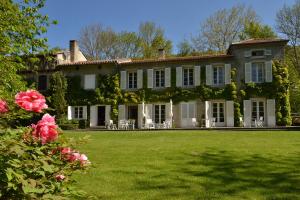 Vrt ispred objekta Chambres d'Hôtes Domaine du Hameau Baylesse