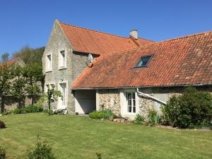 an old stone house with a red roof at Ferme de la Haute-Escalles in Escalles