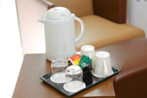 Příslušenství pro přípravu čaje a kávy v ubytování HOTEL MYSTAYS Utsunomiya