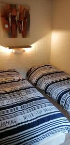 Säng eller sängar i ett rum på Vakantiebungalow in het Limburgse Heuvelland