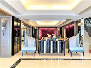 a living room with two chairs and a table at Felicity Business Hotel in Taichung