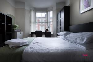 เตียงในห้องที่ Host Liverpool - Artsy Stadium Suite, City Center & Garden