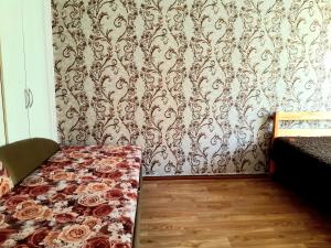 クロプィウヌィーツィクィイにあるБольшая Перспективная 46のベッドルーム1室(壁にバラのベッド1台付)