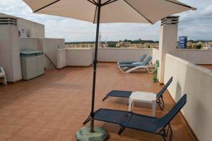 Balkón alebo terasa v ubytovaní 2 Bed Penthouse with large solarium and sea views