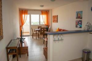 sala de estar con cocina y comedor en 2 Bed Penthouse with large solarium and sea views, en Villamartin