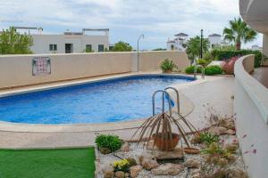 una gran piscina en un patio con un edificio en 2 Bed Penthouse with large solarium and sea views, en Villamartin