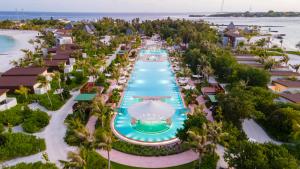 een luchtzicht op het zwembad van het resort bij Kuda Villingili Maldives in North Male Atoll