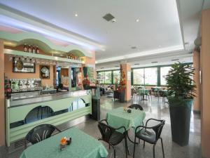 Restoran või mõni muu söögikoht majutusasutuses Hotel Gemini