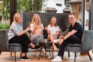 Famiglia che soggiorna presso MONS suites wine passion