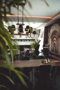 a dining room with a table and chairs and a chandelier at Boutique Hotel K7 in Bad Nauheim