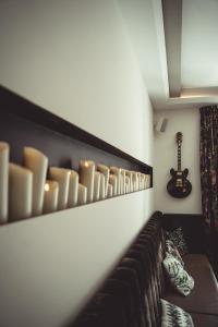 巴特瑙海姆的住宿－Boutique Hotel K7，客厅配有沙发和墙上的吉他