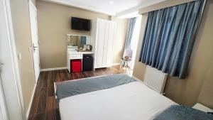 Postel nebo postele na pokoji v ubytování Cape Palace Hotel