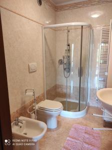 y baño con ducha, aseo y lavamanos. en Appartamento Padova zona strategica, en Padua