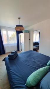 赫爾的住宿－Przystań Hel Apartament，一间卧室配有一张带蓝色床单和枕头的床。