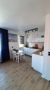 Kuchyňa alebo kuchynka v ubytovaní Przystań Hel Apartament
