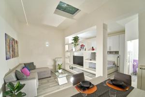 een woonkamer met een bank en een tafel bij Casetta Bea in Celle sul Rigo