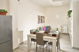een keuken en eetkamer met een tafel en stoelen bij Casetta Bea in Celle sul Rigo