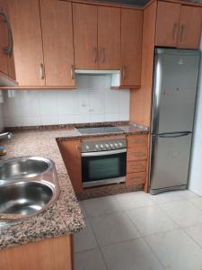 una cucina con frigorifero in acciaio inox e lavello di Casa Los Silos a Baena